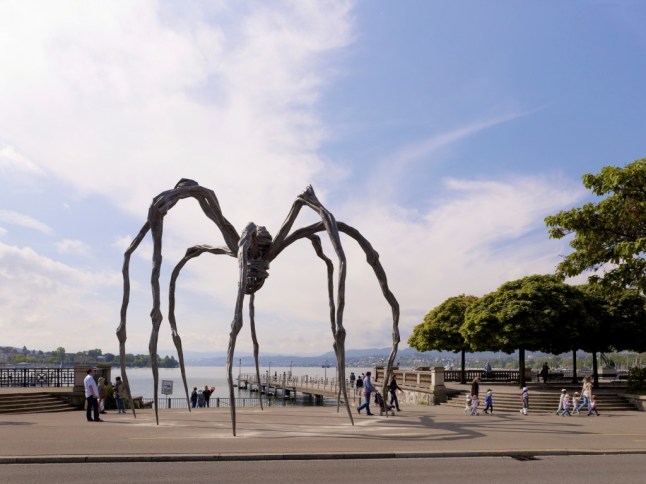italic-magazine-quotmamanquot_laraignee_geante_de_louise_bourgeois_pose_ses_pattes_a_geneve